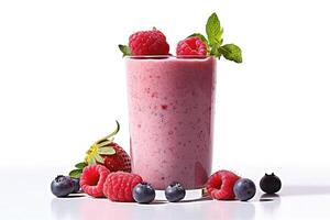 Smoothie mit Beeren, isoliert auf Weiß foto