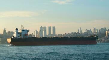 Tanker im Bosporus foto