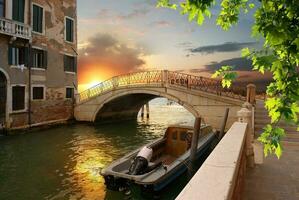 alt Brücke im Venedig foto