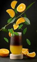 vereist Kaffee mit Orange Saft im ein transparent Glas, erfrischend Hummel Kaffee auf das Tabelle foto