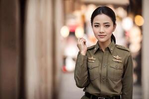 Foto von asiatisch Frau im thailändisch Polizei Offizier Uniform, generativ ai