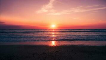 schön Sonnenuntergang tropisch Sommer- Strand Landschaft Hintergrund. foto