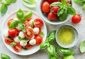 Caprese-Salat mit Tomaten, Mozzarella und Basilikum. foto