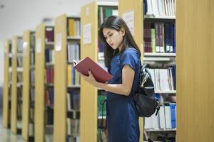 schöne frauen asiatische universitätsstudentin in der bibliothek