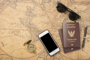 Reisekonzept planen, thailändischer Pass auf alter Karte foto