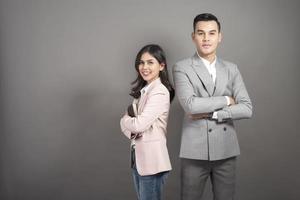 Geschäftsmann und Geschäftsfrau sind Smart Portrait im Studio foto