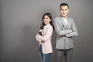 Geschäftsmann und Geschäftsfrau sind Smart Portrait im Studio foto