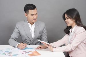 Geschäftsmann und Geschäftsfrau sind analytisches Diagramm, Geschäftsplan und Geschäftstreffenkonzept foto