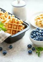 frisch gebacken Waffeln mit frisch Blaubeeren foto