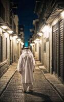 Reich arabisch Geschäftsmann im traditionell Weiß Outfit im Nacht Straße Hintergrund, generativ ai foto