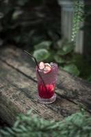 rote Erdbeerlimonade im Café foto