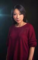 Porträt Foto von schön Mitte alt asiatisch Frau im dunkel Zimmer mit Licht im Hintergrund, generativ ai