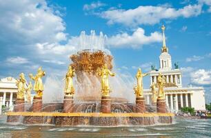 Moskau, Russland - - Juni 30 , 2023 Brunnen von Freundschaft von Völker beim das allrussisch Ausstellung Center foto
