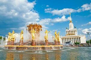 Moskau, Russland - - Juni 30 , 2023 Brunnen von Freundschaft von Völker beim das allrussisch Ausstellung Center foto