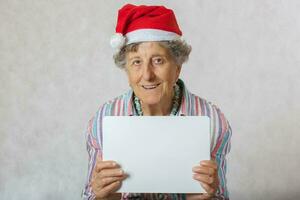 alt Frau im das Hut von ein Santa claus foto