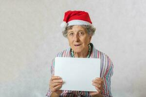 alt Frau im das Hut von ein Santa claus foto