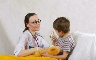 ein Kind und ein Kinderarzt im ihr Kabinett foto