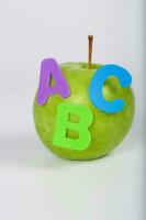Apfel und ABC Briefe befestigt zu Es. Nahansicht foto