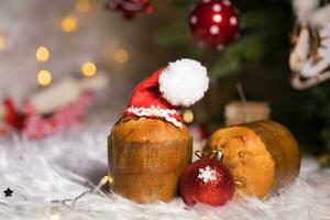 traditionell Italienisch Kuchen- Panettone im Santa claus Hut. foto