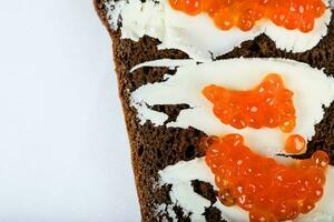 Müsli schwarz Brot mit Butter und rot Kaviar. foto