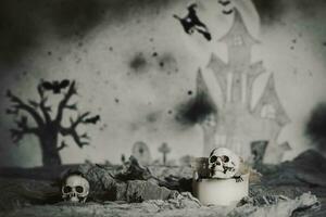 Schädel auf ein alt benutzt dick Kerze. unheimlich Halloween Hintergrund. foto