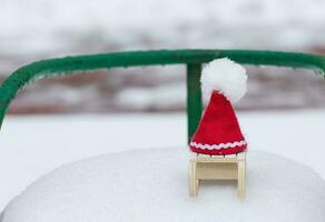 Santa Hut auf hölzern gemacht Schlitten foto