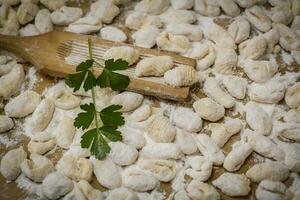 Koch handgemacht Gnocchi auf das Tisch, Italienisch Tradition foto