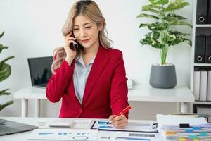 Berater, asiatisch Geschäftsfrau Arbeiten auf das Telefon Wer Diskussion finanziell Arbeit und Marketing Geschäft planen zu erhöhen, ansteigen Unternehmen Gewinne, bereit zu verwenden Computer und Marketing Planung Unterlagen. foto