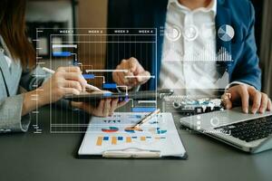 geschäftsmann hand projektmanager arbeiten und aktualisieren aufgaben und gantt-diagramm planen virtuelles diagramm. mit smartphone, tablet und laptop im büro. foto