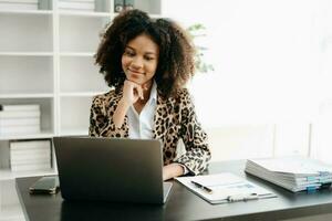 Geschäft Frau mit Tablette und Laptop zum tun Mathematik Finanzen auf ein Büro Schreibtisch, Steuer, Bericht, Buchhaltung, Statistiken, und analytisch Forschung Konzept im Büro foto