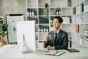 jung Geschäft Mann Exekutive Manager suchen beim Laptop Aufpassen online Webinar Ausbildung oder haben virtuell Treffen Video Konferenz tun Markt Forschung Arbeiten im Büro. foto