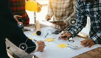 Teamwork-Meeting von Ingenieuren, Zeichnen, Arbeiten an Blueprint-Meetings für die Projektarbeit mit Partnern beim Modellbau im Firmenbüro. professionelles team der asiatischen industrie foto