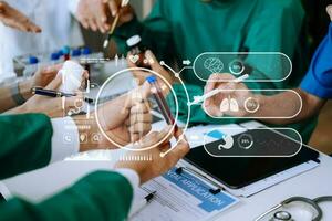 medizinisch Technologie Netzwerk Mannschaft Treffen Konzept. Arzt Hand Arbeiten mit Clever Telefon modern Digital Tablette und Laptop Computer mit Grafik Diagramm Schnittstelle, mit virtuell Symbol Diagramm foto