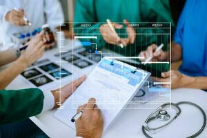 projektmanager arbeitet und aktualisiert aufgaben mit gantt-diagramm planungsdiagramm im krankenhaus. erfolg smarter arzt arbeitet mit smartem arzt als konzept. foto