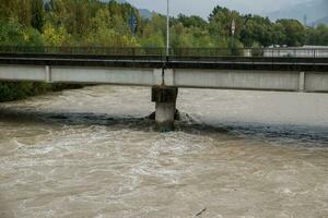 Flut von ein Fluss nach ein Zeitraum von schwer Regen. Wasser Niveau in der Nähe von zu das Brücke foto