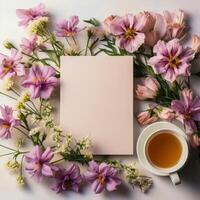 Sommer- Einladung Karte mit Wiese Blumen und Tasse von Tee auf Rosa Hintergrund. eben legen, ai generiert foto