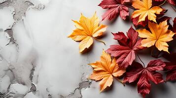 Herbst Ahorn Blätter auf Marmor Tisch, Ideen zum Herbst Banner oder Karte mit Kopieren Raum. ai generiert foto