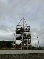 März 5, 2023 - - Gelb Turm Leiter im das Ufer, Ausleihe baloq Strand, Mataram, Lombok Insel, Indonesien. Besucher, max. 10 Menschen, können gehen treppauf zu genießen und sehen das Strand Aussicht von oben auf foto