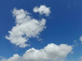 weiße Wolken am blauen Himmel. schöner hellblauer Hintergrund. leicht bewölkt, gutes Wetter. lockige Wolken an einem sonnigen Tag. foto