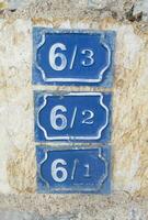 Nummer 6. emailliert Haus Nummer 6, Tür Nummer sechs auf ein Blau Metall Platte. Nummer ist geschrieben mit ein serif Schriftart. foto
