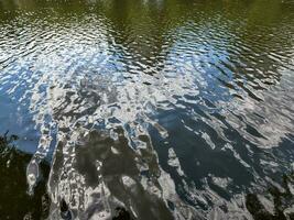 wellig Wasser Oberfläche. Wasser. klein Wellen auf das Oberfläche von das See foto