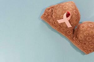 Band Welt Krebs Tag. Rosa Bänder, Brust Krebs Symbol und BH. foto