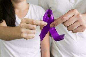 International Tag zum das Beseitigung von Gewalt gegen Frauen, Hand mit violett Band Symbol foto