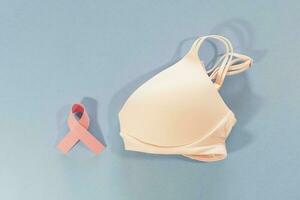 Band Welt Krebs Tag. Rosa Bänder, Brust Krebs Symbol und BH. foto