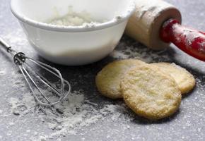 Küchenszene mit Mehl- und Zuckerkeksen foto