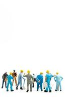 Miniatur Menschen , Arbeiter Mannschaft Stehen auf Weiß Hintergrund, Arbeit Tag Konzept foto