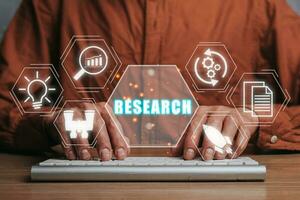 Forschung Konzept, Geschäftsmann Tippen auf Tastatur mit Forschung Symbol auf virtuell Bildschirm Hintergrund, Innovation und Experimente. foto