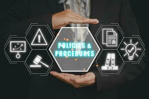 Richtlinien und Verfahren Konzept, Geschäft Person Hand halten Richtlinien und Verfahren Symbol auf virtuell Bildschirm. foto