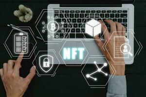 nft Zeichen Digital Krypto Kunst Blockchain Technologie Konzept, Person Hand mit Smartphone und Laptop Computer mit nft Symbol auf virtuell Bildschirm.. foto