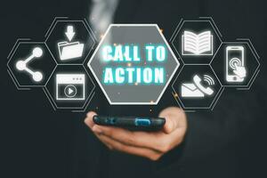 Anruf zu Aktion Konzept, Person Hand berühren auf Clever Telefon mit Anruf zu Aktion Symbol auf virtuell Bildschirm. foto